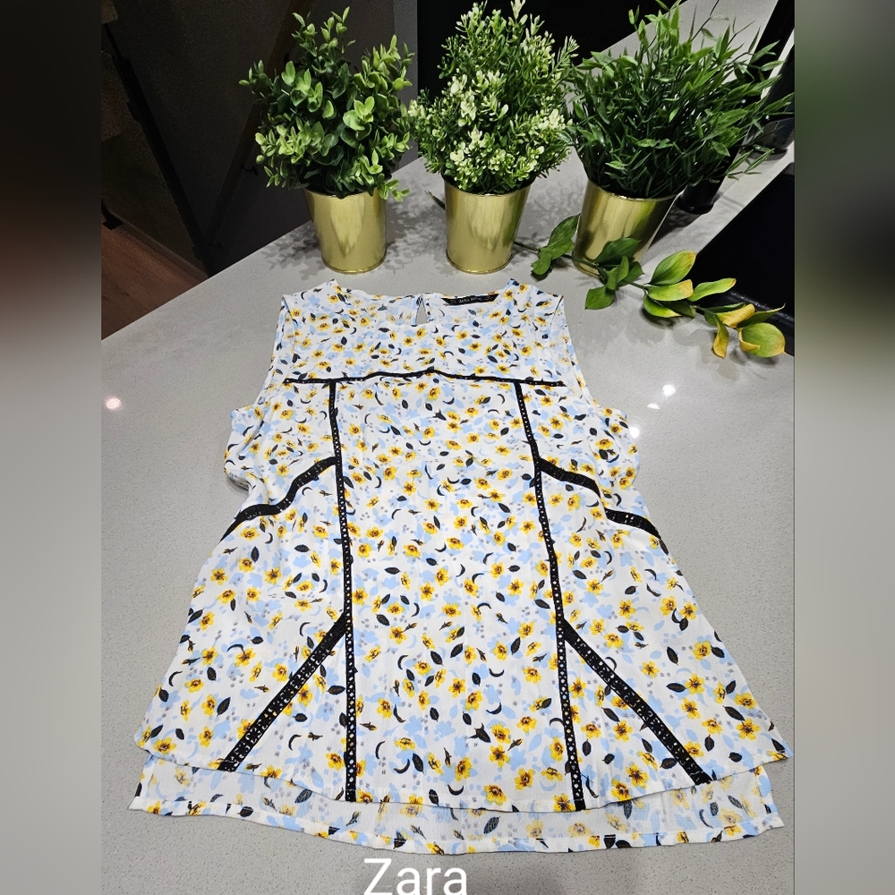 ZARA Joli haut fluide sans manche avec insertion de broderies noires